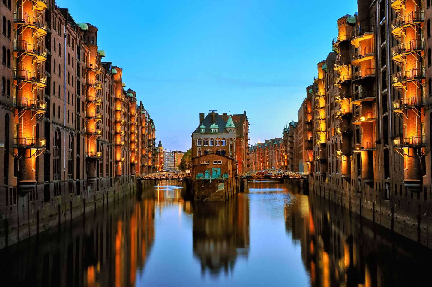 Die Hamburger Speicherstadt in der Abenddämmerung