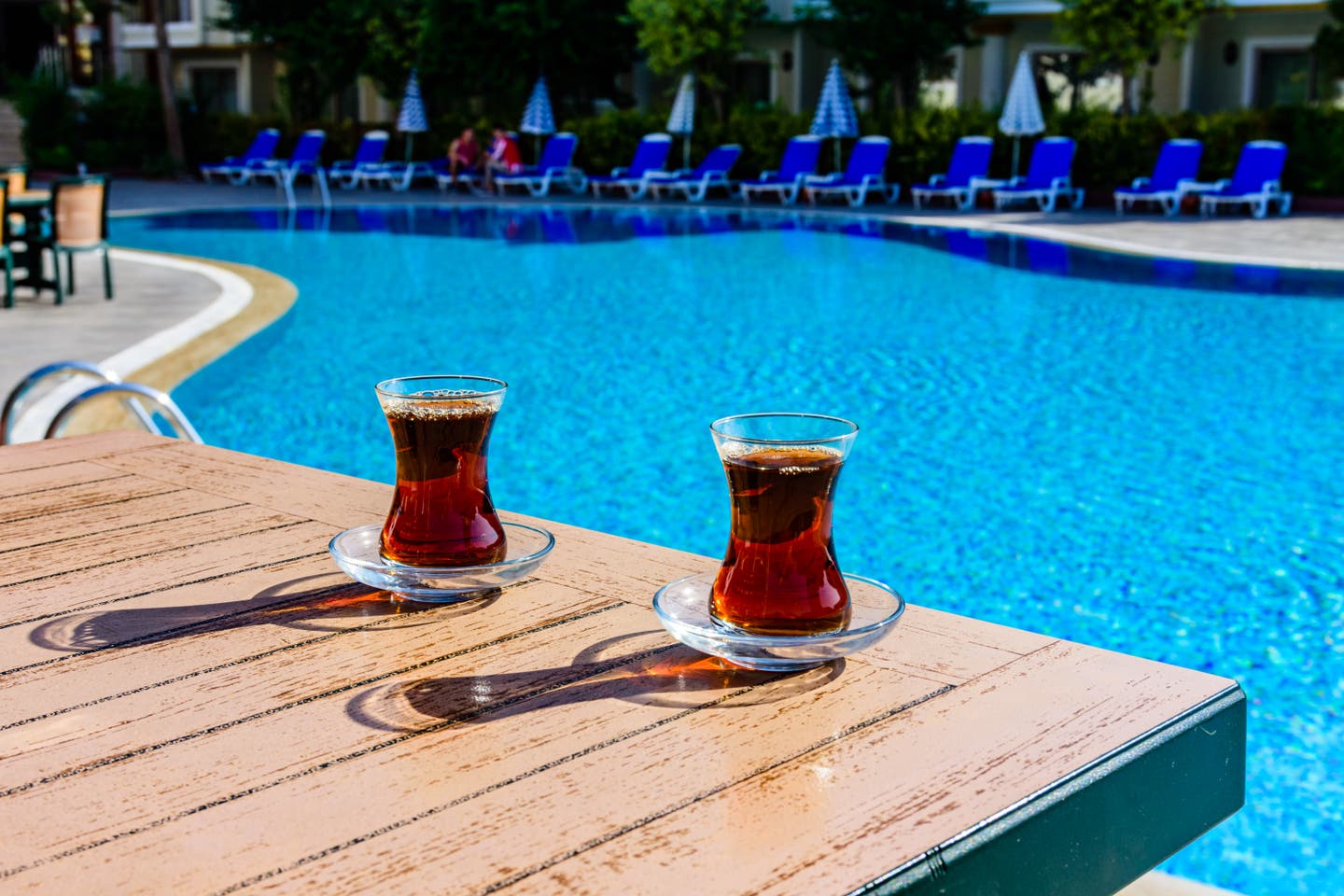 Traditionell türkische Gläser am Pool
