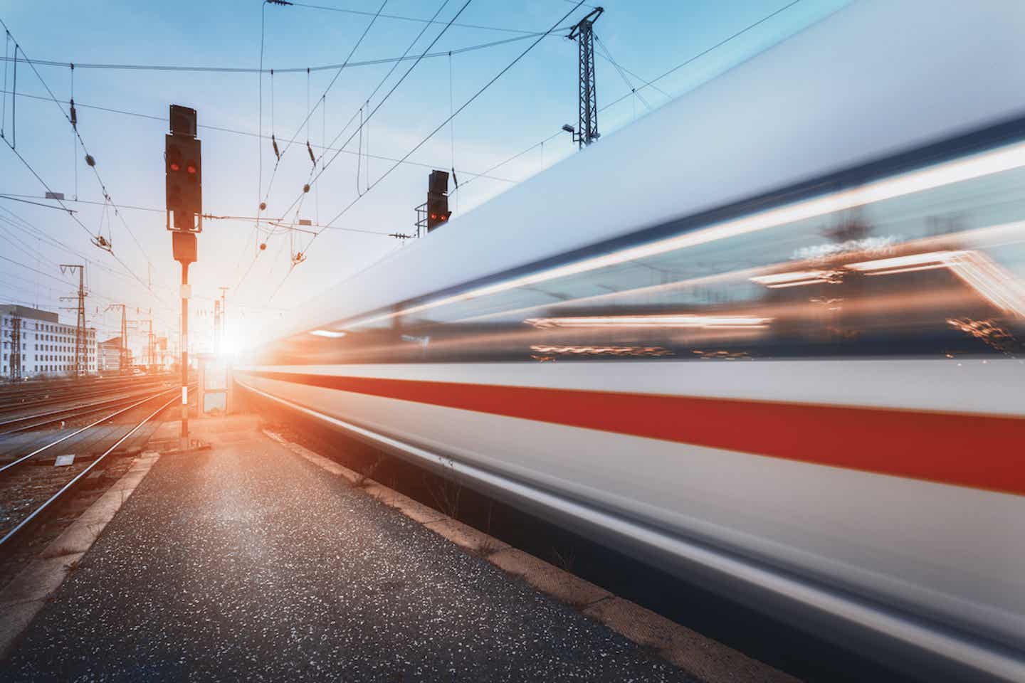 Ein ICE rast durch einen Bahnhof