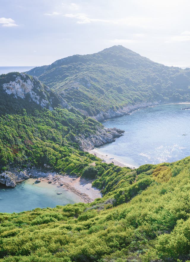 Korfu Urlaub Urlaub an grünbewaldeten Buchten vor türkisblauem Meer