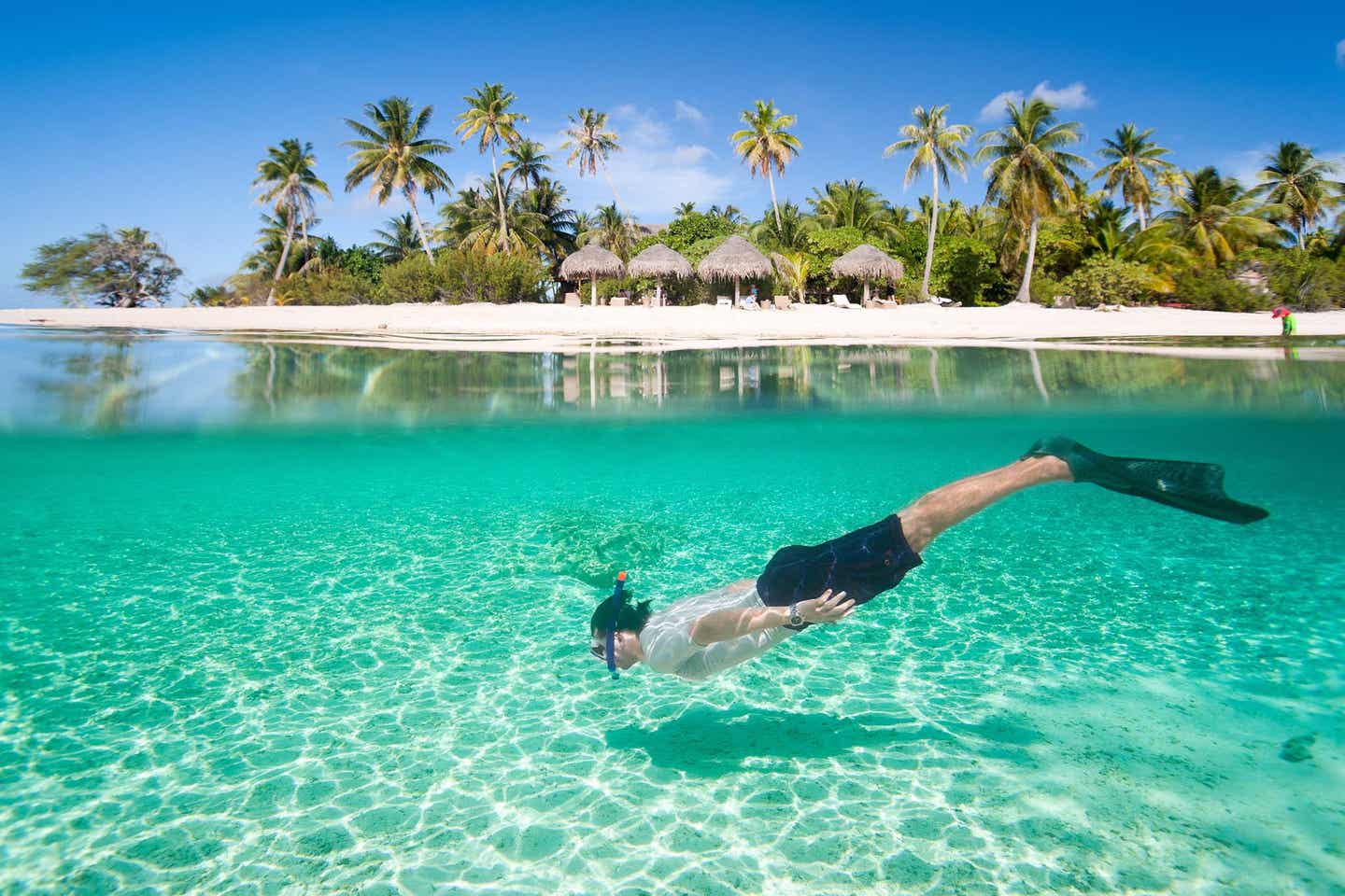 Schnorchler im blauen Wasser auf den Malediven