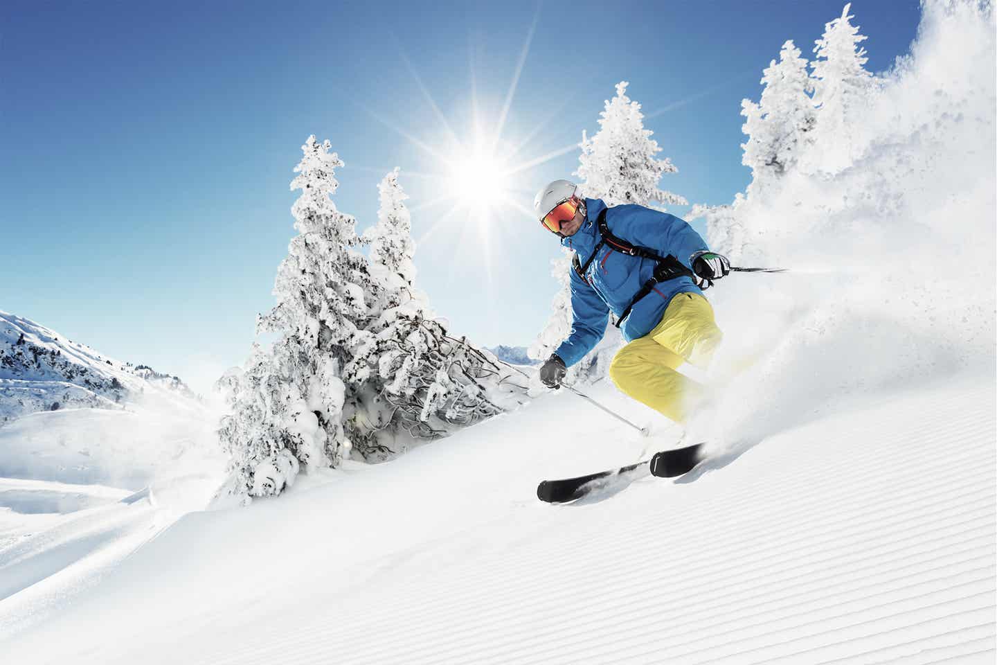 Ein Skifahrer auf wilder Abfahrt durch den Powderschnee