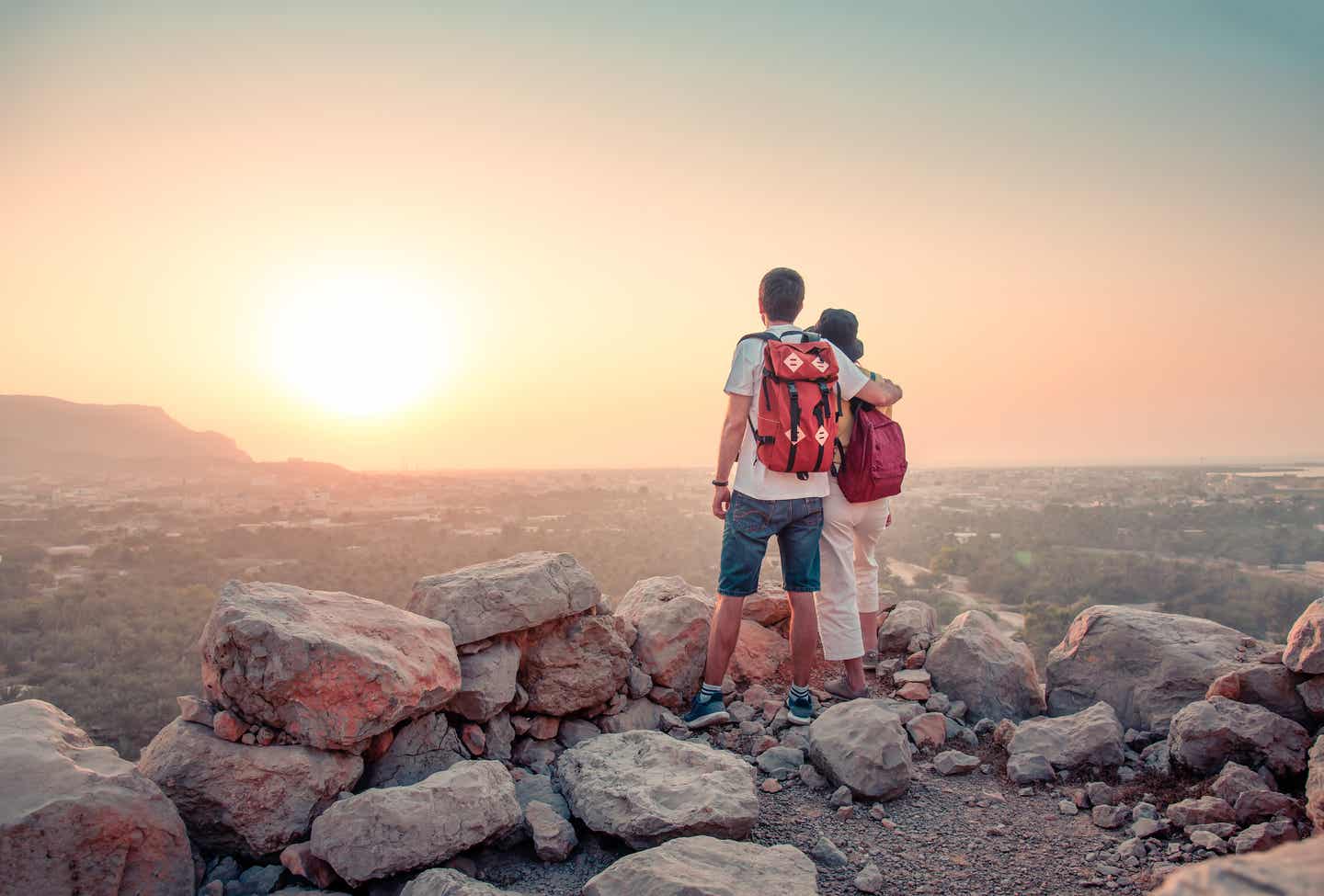 Paar im Hadschar-Gebirge im Emirat Ras Al Khaimah