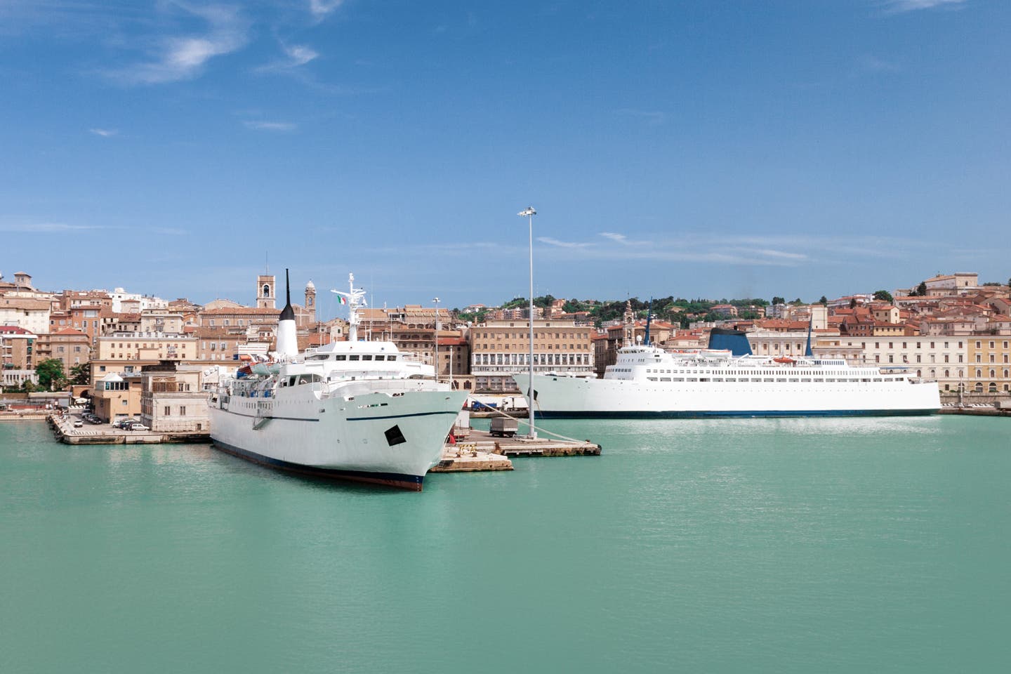 Passagierfähren im Hafen von Ancona, in der Region Marken,