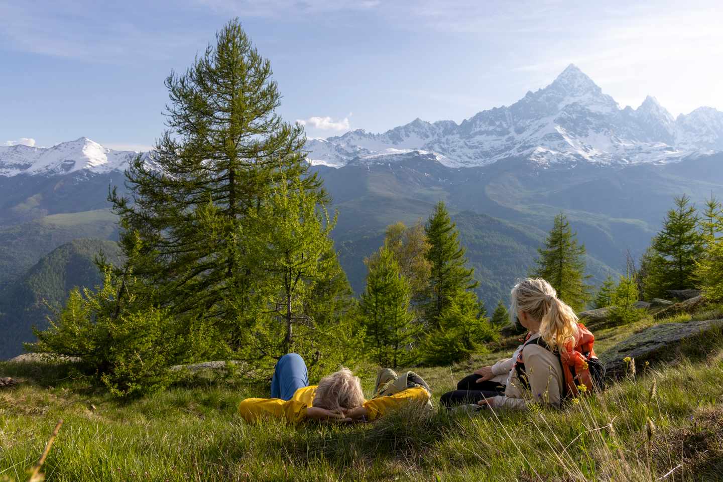 schweiz-wallis-bergwiese-alpen-freundinnen-ausblick-schneebedeckte-gipfel-g-1494790638.jpg