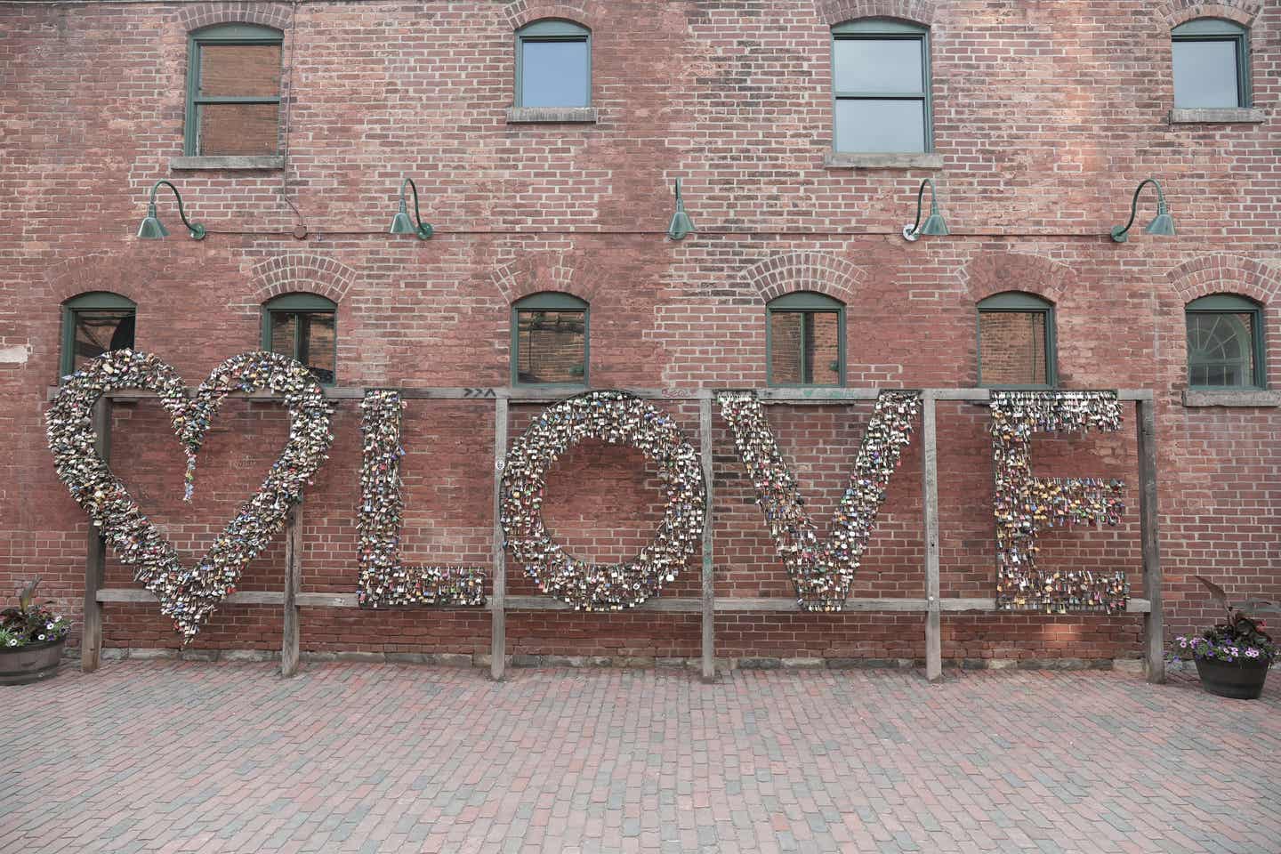 Toronto Urlaub mit DERTOUR. Liebeszeichen aus Schlössern im Distillery District von Toronto. Herz und Schriftzug Love