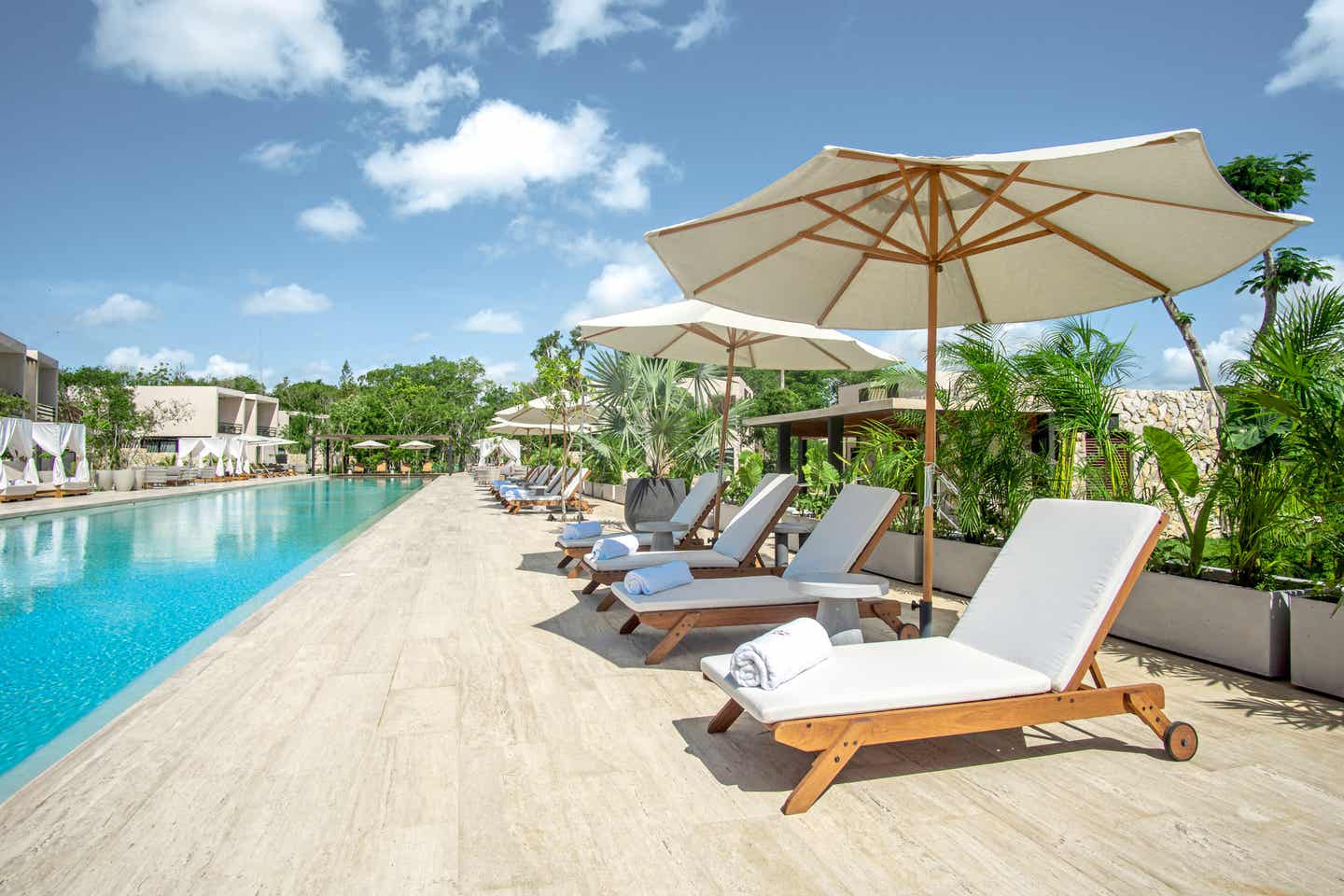Liegenstühle im Poolbereich vom La Hacienda Xcanatun