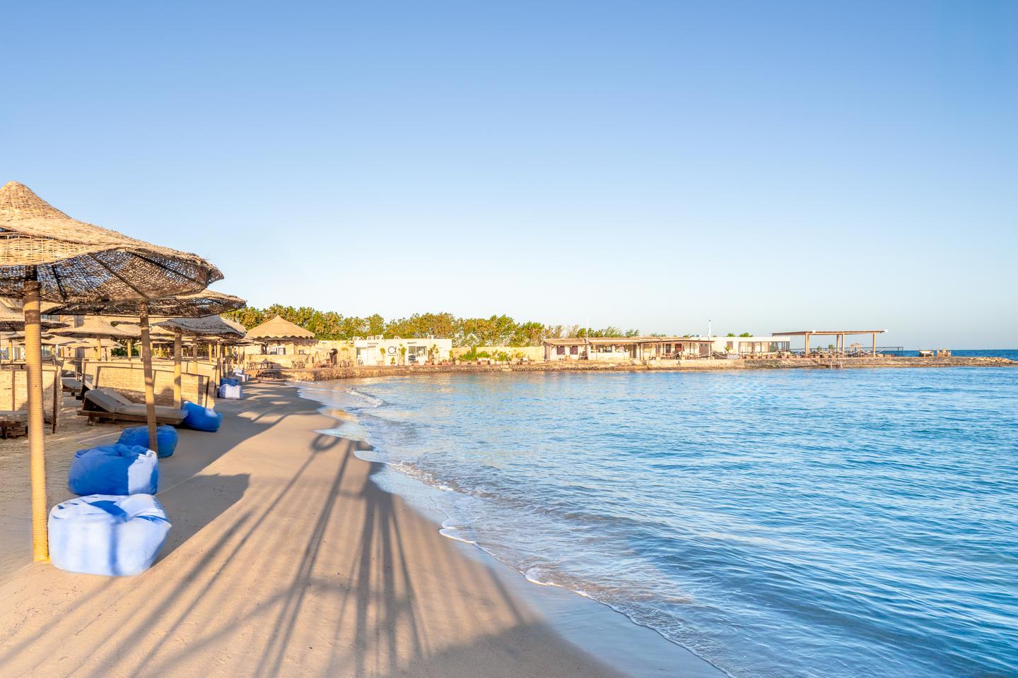 Blick entlang des Hotelstrandes des ananea Hurghada
