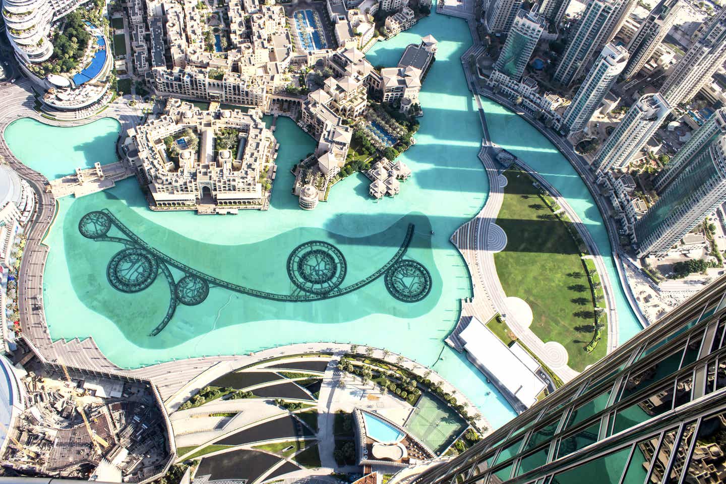 Blick aus dem Burj Khalifa auf das Wasserbecken des Fountain