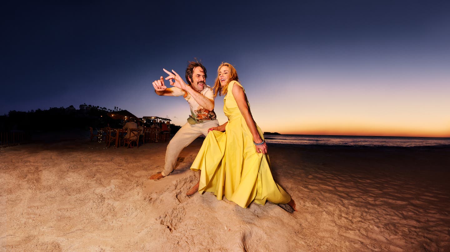 Pärchen tanzt am Strand