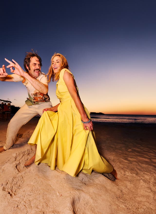 Termin buchen Pärchen tanzt am Strand