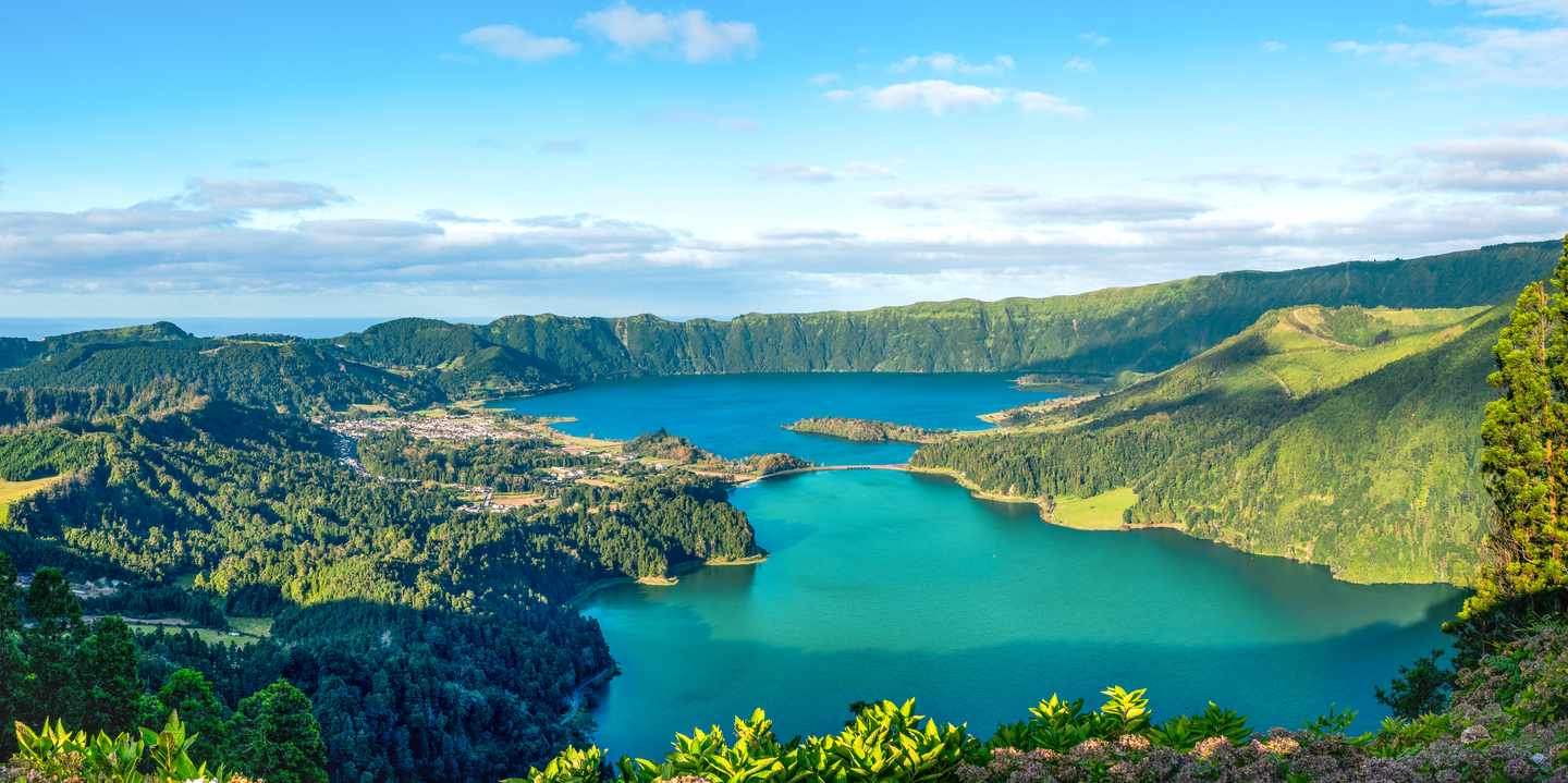 Lagoa das Sete Cidades auf São Miguel mit blau-grünem Kratersee und bewaldeten Hängen