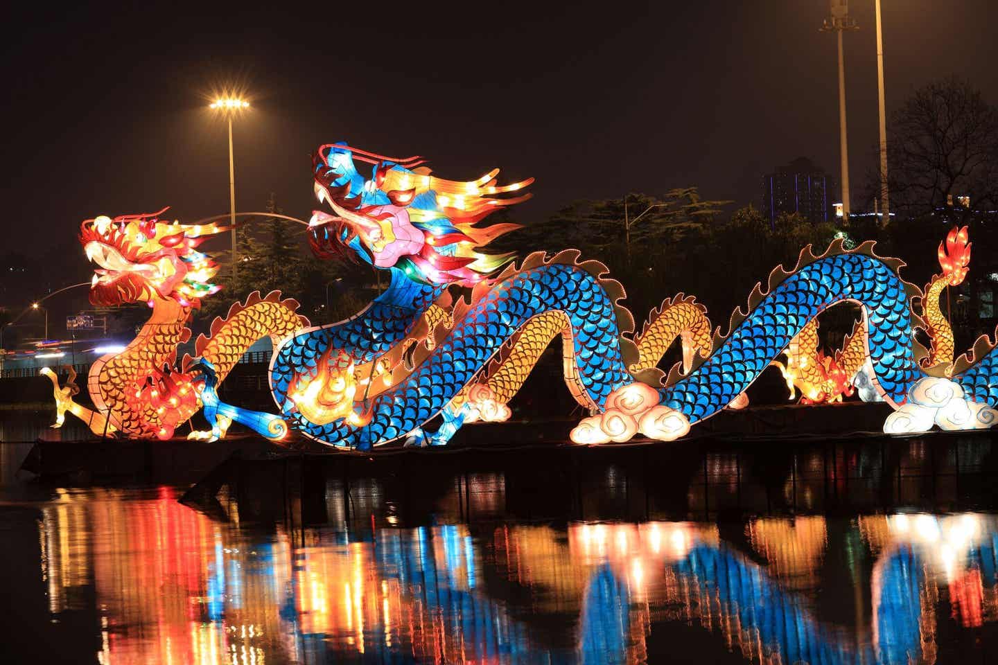 Chinesisches Neujahrsfest: Drachenlaternen im Dunkeln