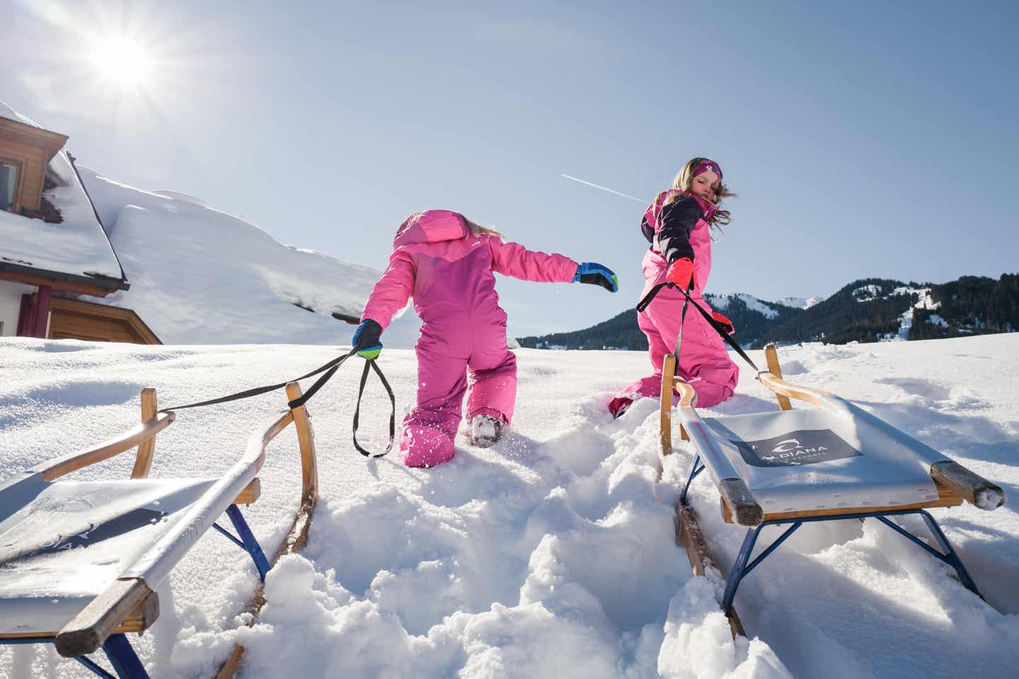 Kinder im Schnee mit Schlitten