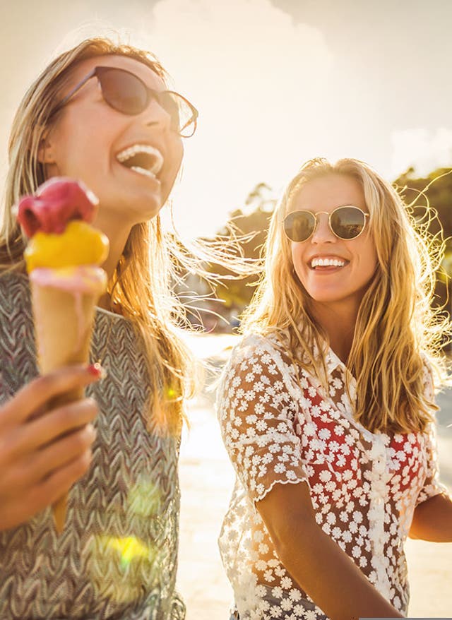 Summer in the City Summer in the City: zwei Frauen mit Eis in der Stadt