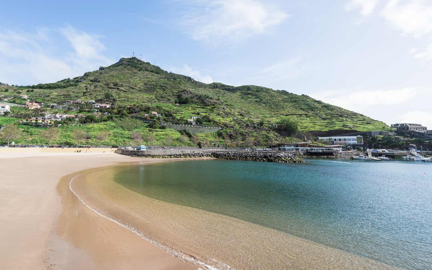 Madeira beste Reisezeit: Strand in der Machico-Bucht