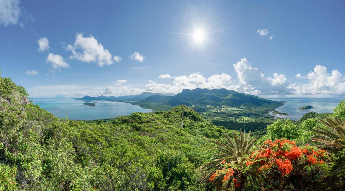 Panoramablick vom Le Morne Brabant auf Mauritius über die tropische Vegetation und den Indischen Ozean