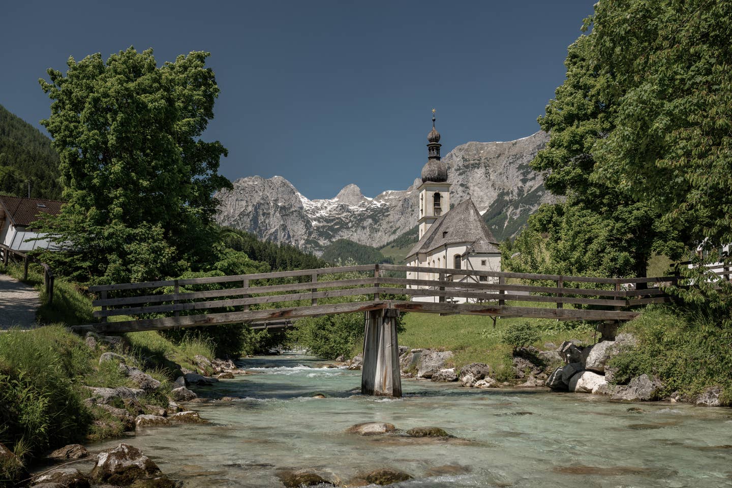 Oberbayern Urlaub mit DERTOUR. Sebastianskirche in Ramsau vor bayerischem Bergpanorama