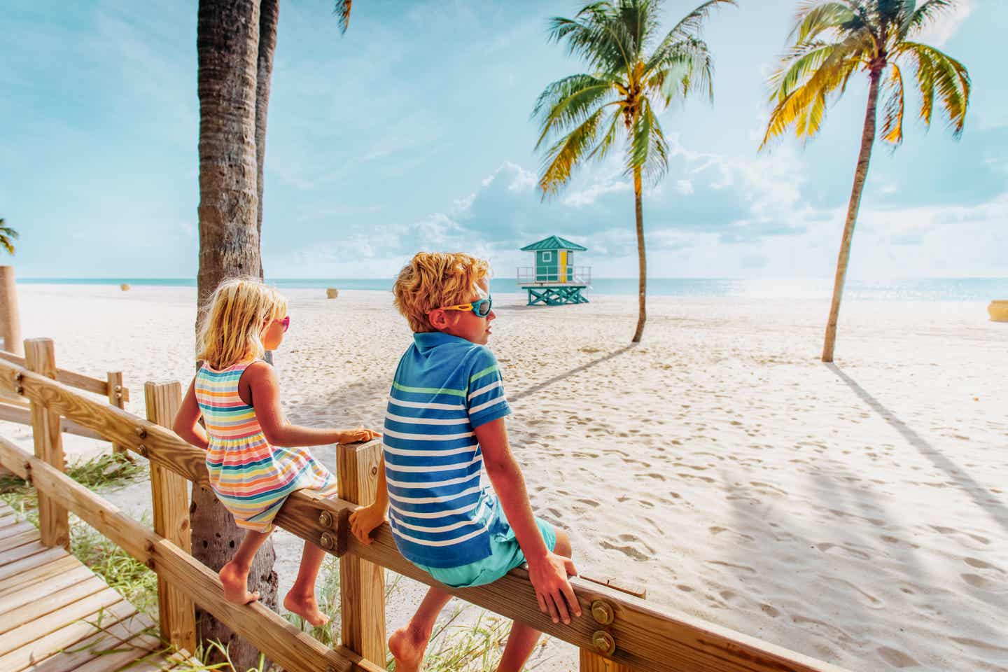 USA-Urlaub mit der Familie: zwei Kids am Strand in Florida