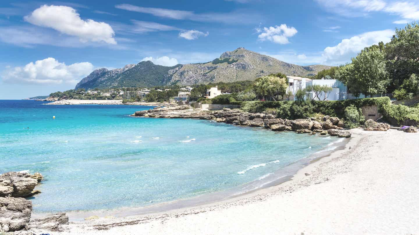 Alúdia-Strand Sant Pere mit türkisblauem Meer und feinem Sand