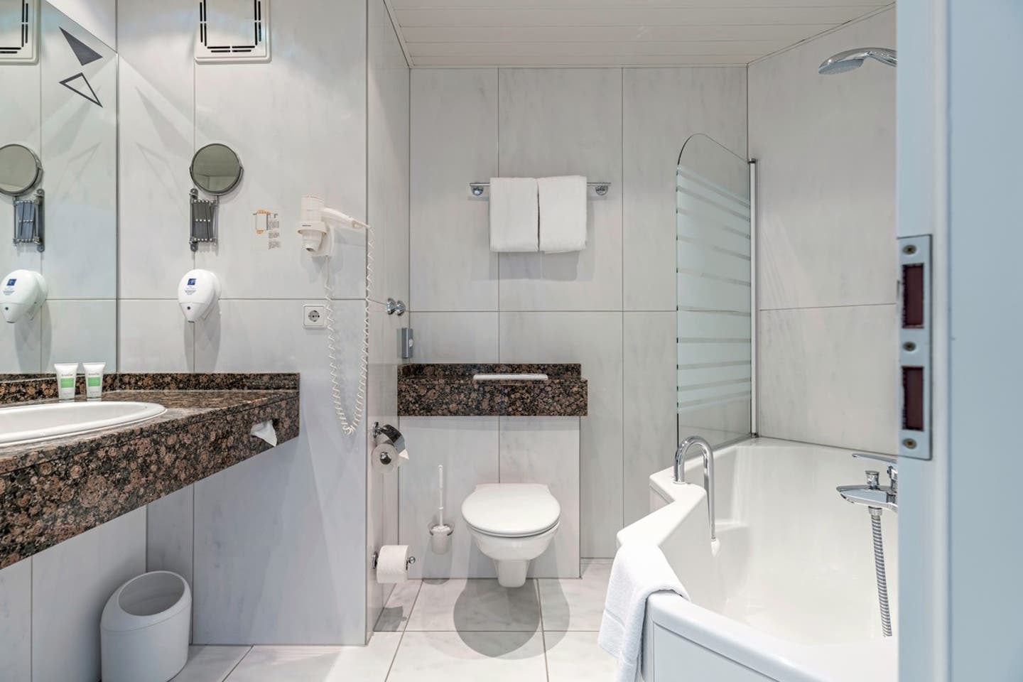 Beispiel Bad Doppelzimmer Standard Balkon