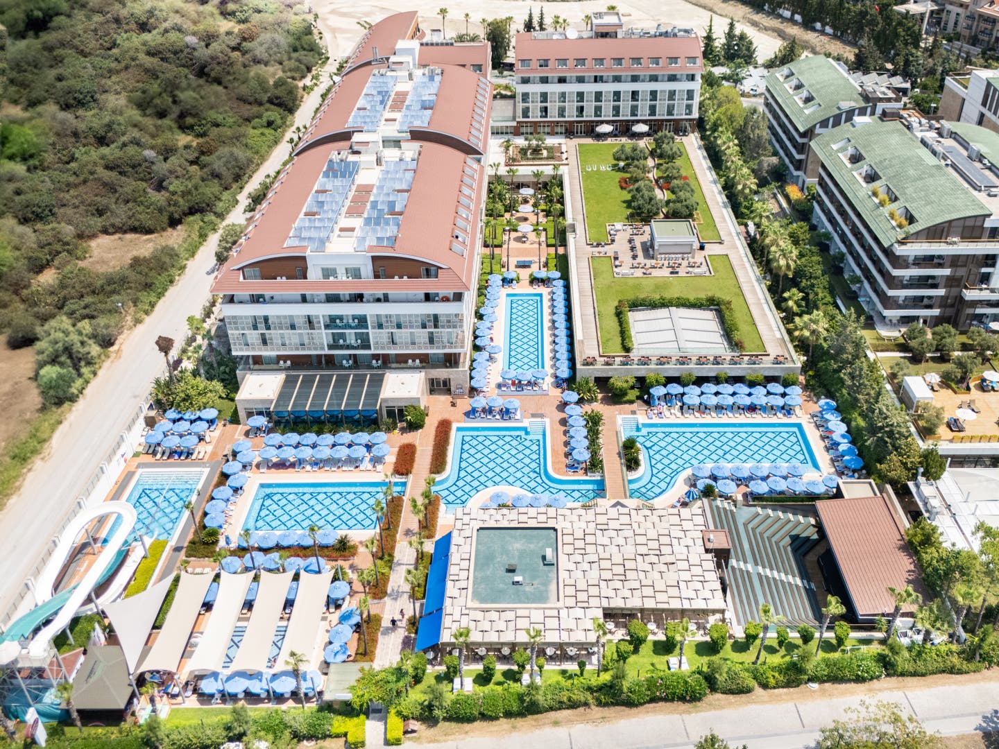Luftbild der gesamten Hotelanlage