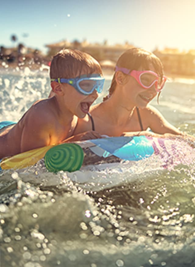 Familienurlaub in Spanien? ¡Vamos a la Playa! Spanien Mallorca Kinder spielen im Wasser