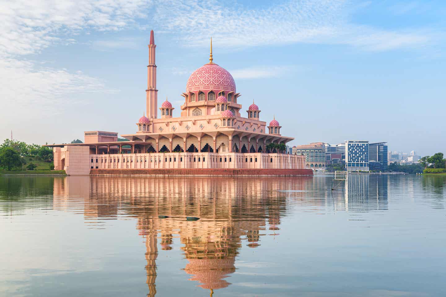 Malaysias Reisezeit. Die Putra-Moschee in Putrajaya