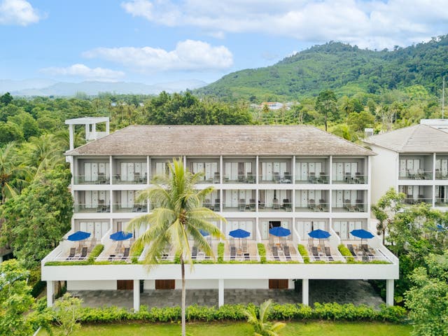 Luftbild eines Hotelgebäudes des X10 Khaolak Resort