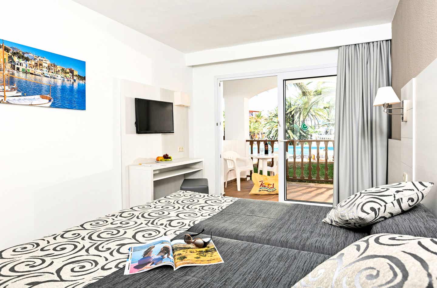 Modernes Doppelzimmer in einem der besten Familienhotel auf Mallorca das Calimera Fido Gardens mit Balkon, Blick auf den Pool und stilvollem Interieur