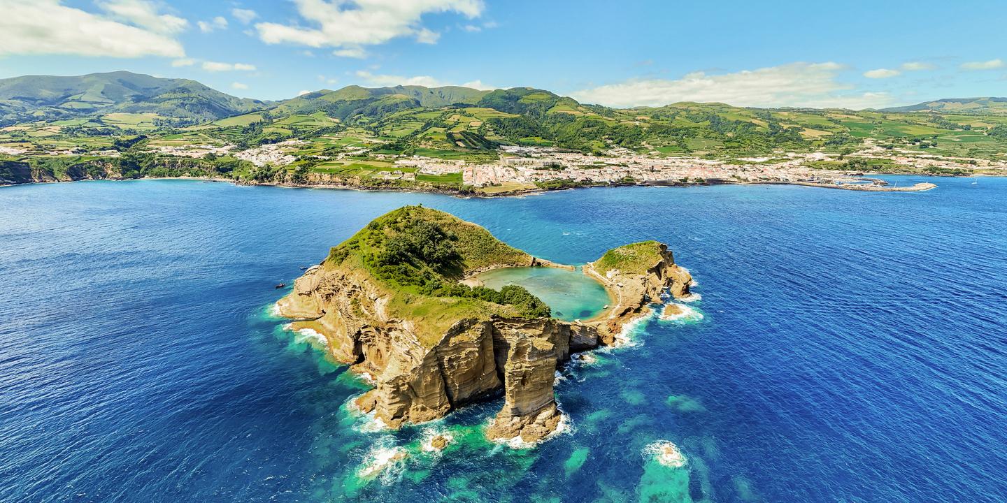 Die Azoren sind eine Sehenswürdigkeit Portugals: hier São Miguel mit der vorgelagerten Insel Vila Franca do Campo