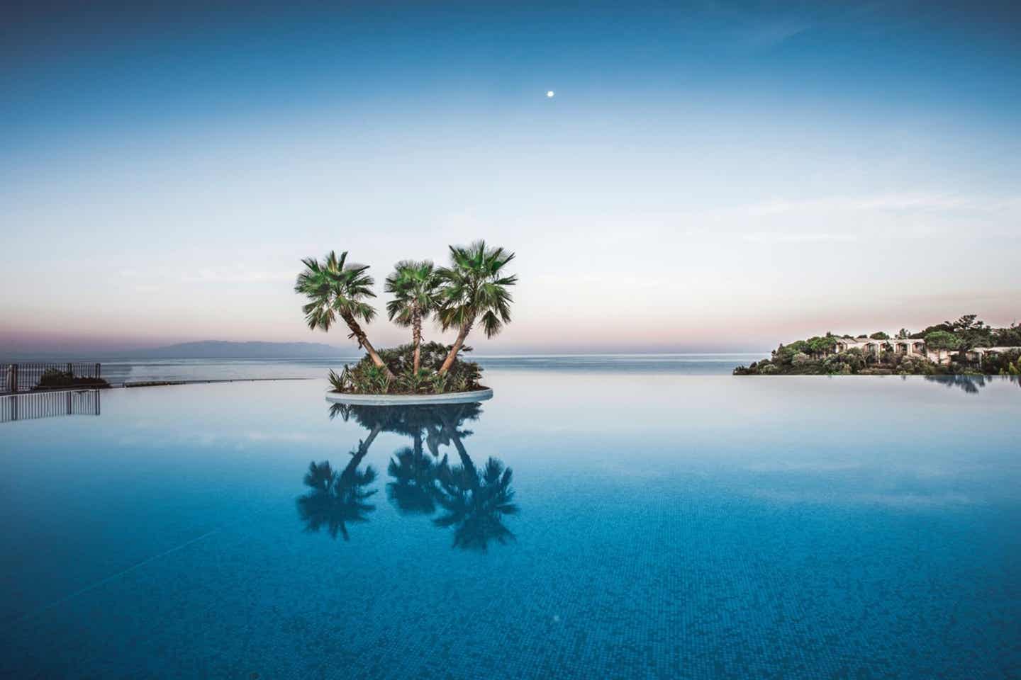 Abendstimmung am großen Pool des Club Marvy