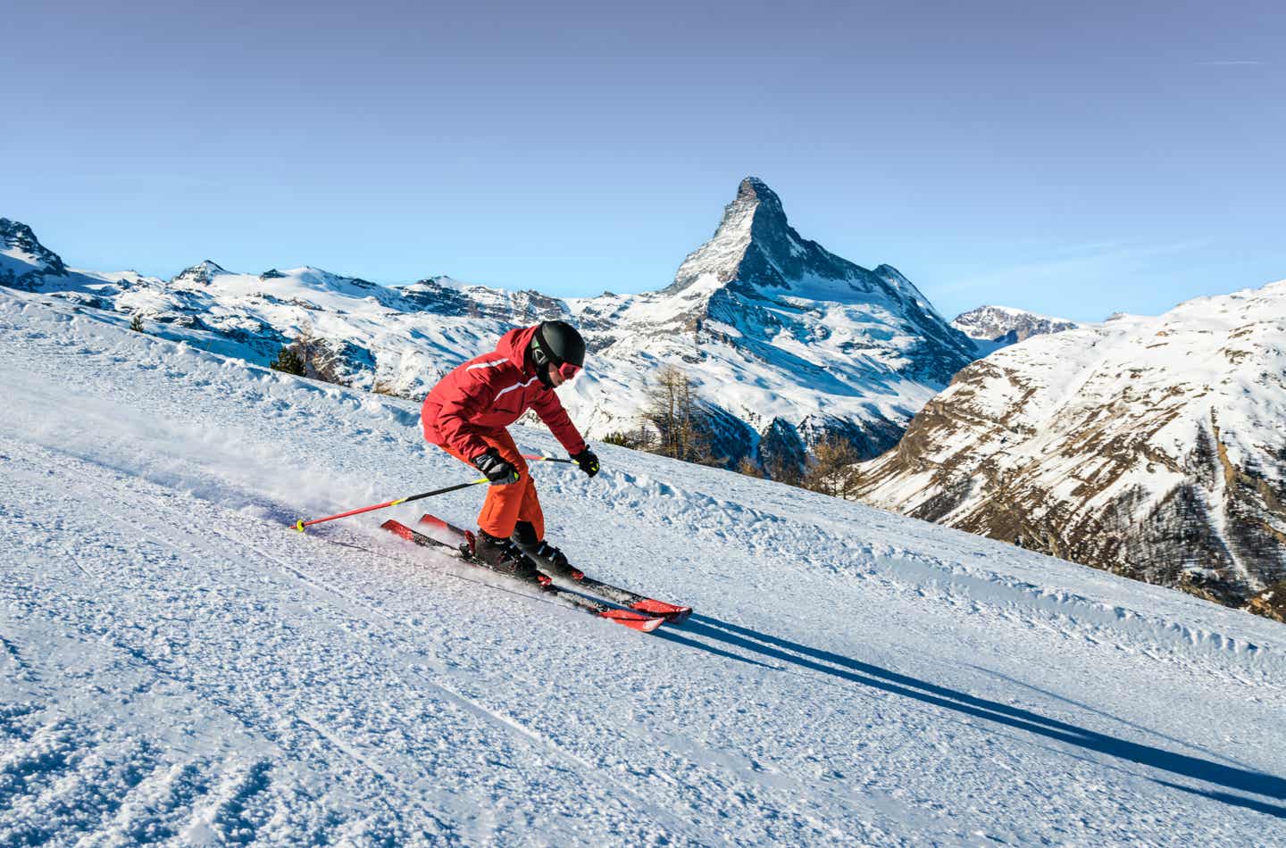 Skiurlaub in der Schweiz: Ein Skifahrer im Skigebiet Zermatt