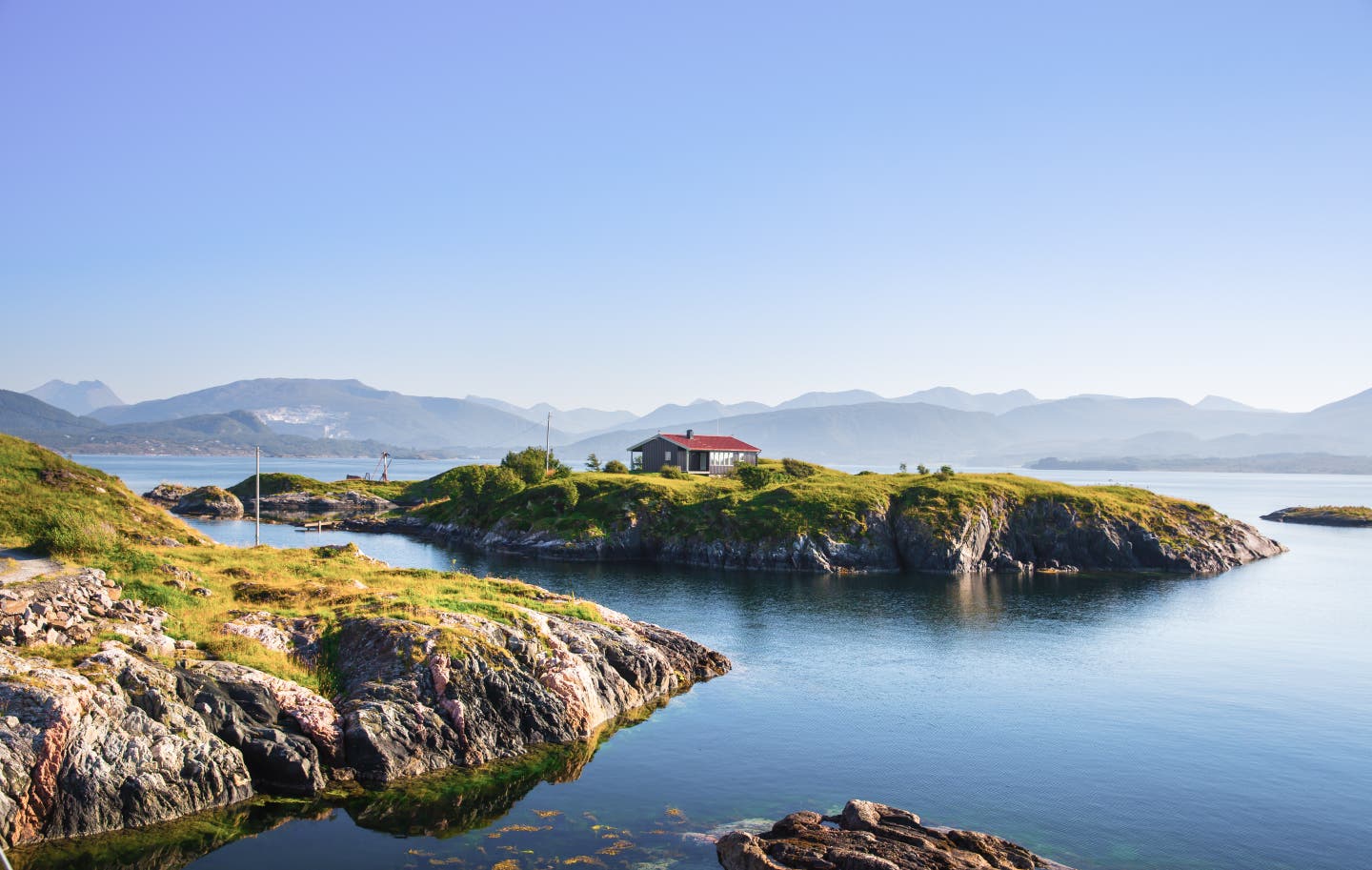 Die beste Reisezeit Skandinaviens: ein einsames Haus am See