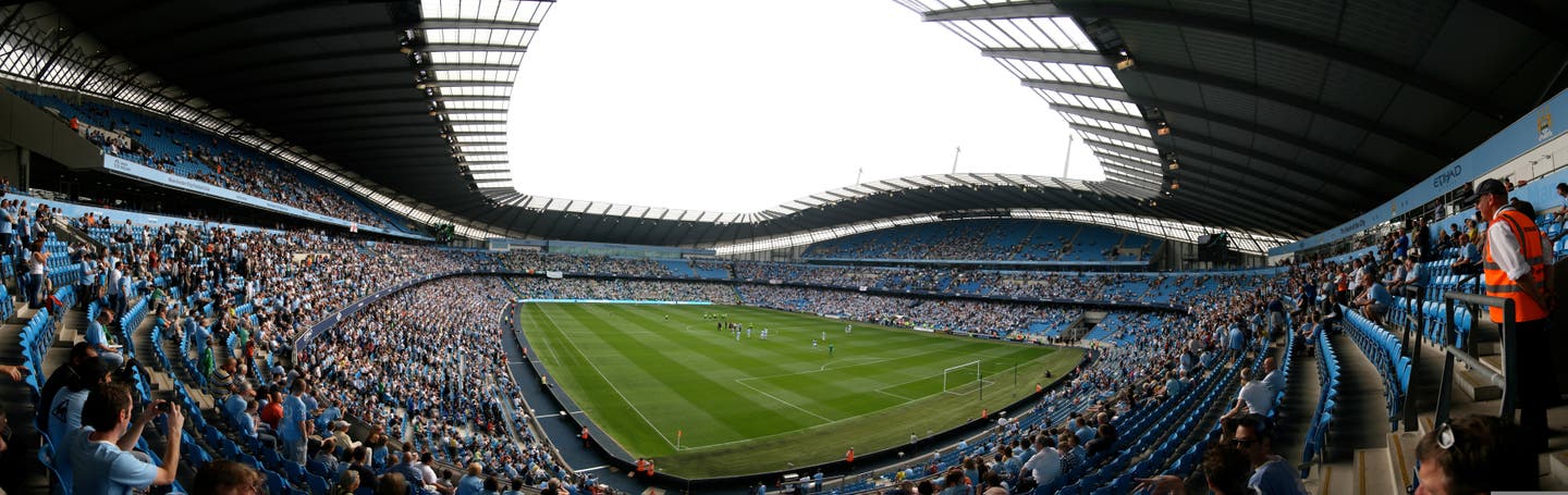 Manchester City Tickets und Hotel. Panoramaaufnahme eines Spiels im Etihad Stadion von Manchester City.