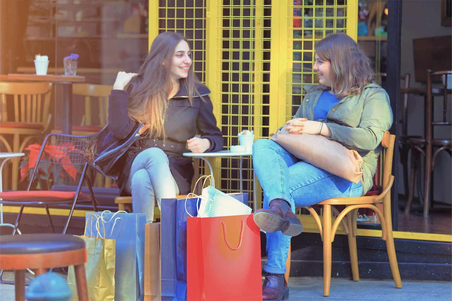 Zwei Frauen sitzen im Cafe
