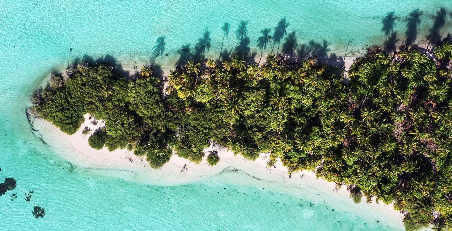 Luftaufnahme des Sandstrand des Atoll auf den Malediven