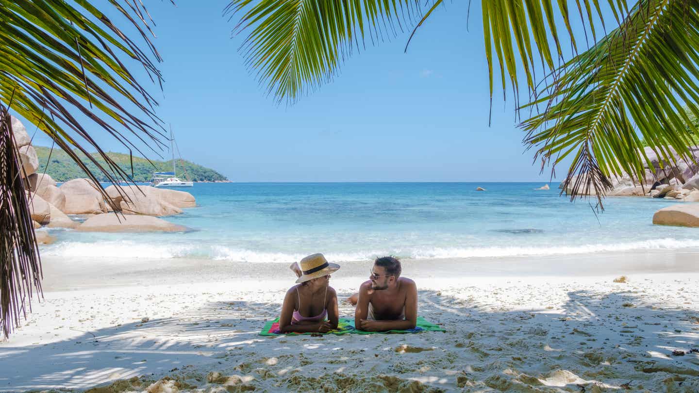 Praslin-Urlaub zu zweit: Pärchen am Strand