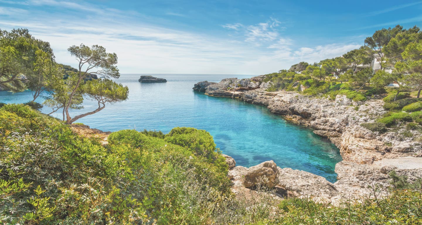 Cala Ferrera Bay: Blick aufs Meer im Sommer Mallorcas