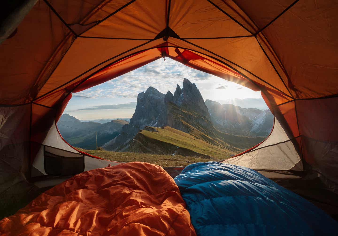 Fernwanderwege Europa: Blick durch ein Zelt auf einen Berg