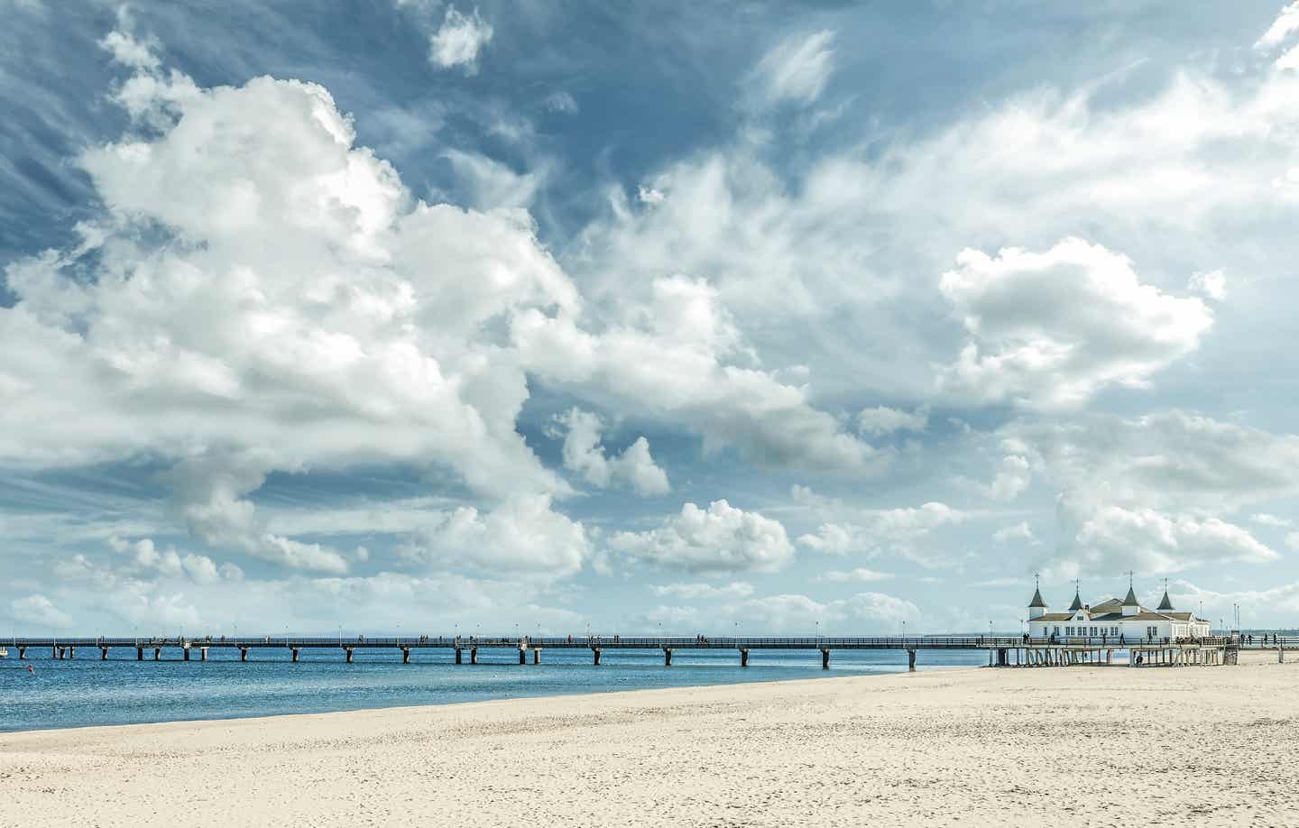 Usedom Urlaub mit DERTOUR. Seebrücke im Seeheilbad Ahlbeck auf Rügen