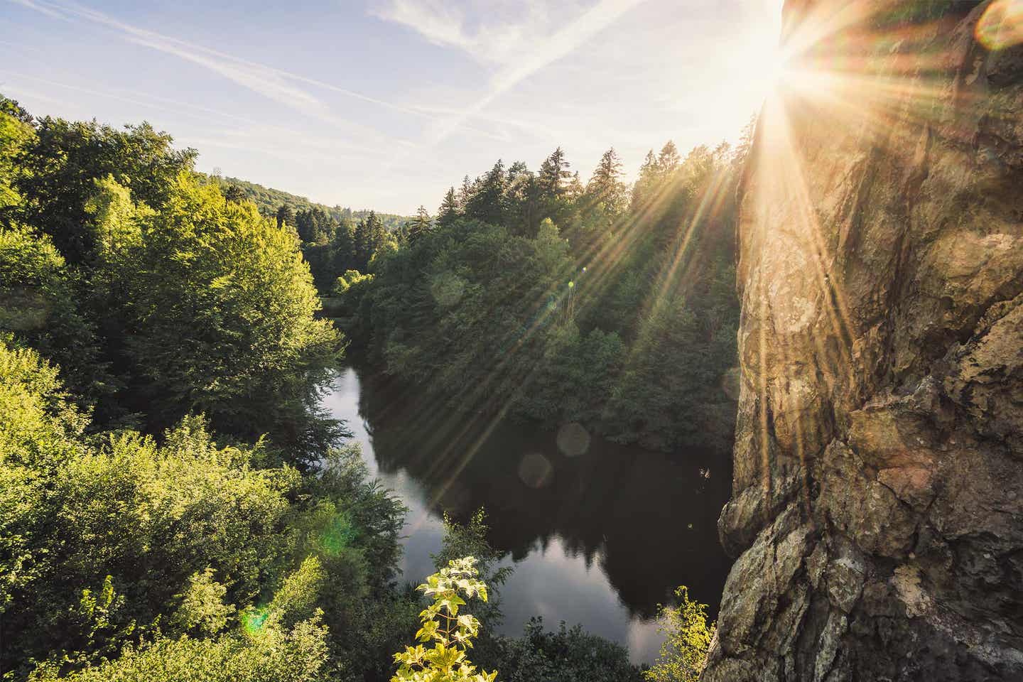 Deutschland NRW Teutoburger Wald: Sonne scheint am Berg vorbei