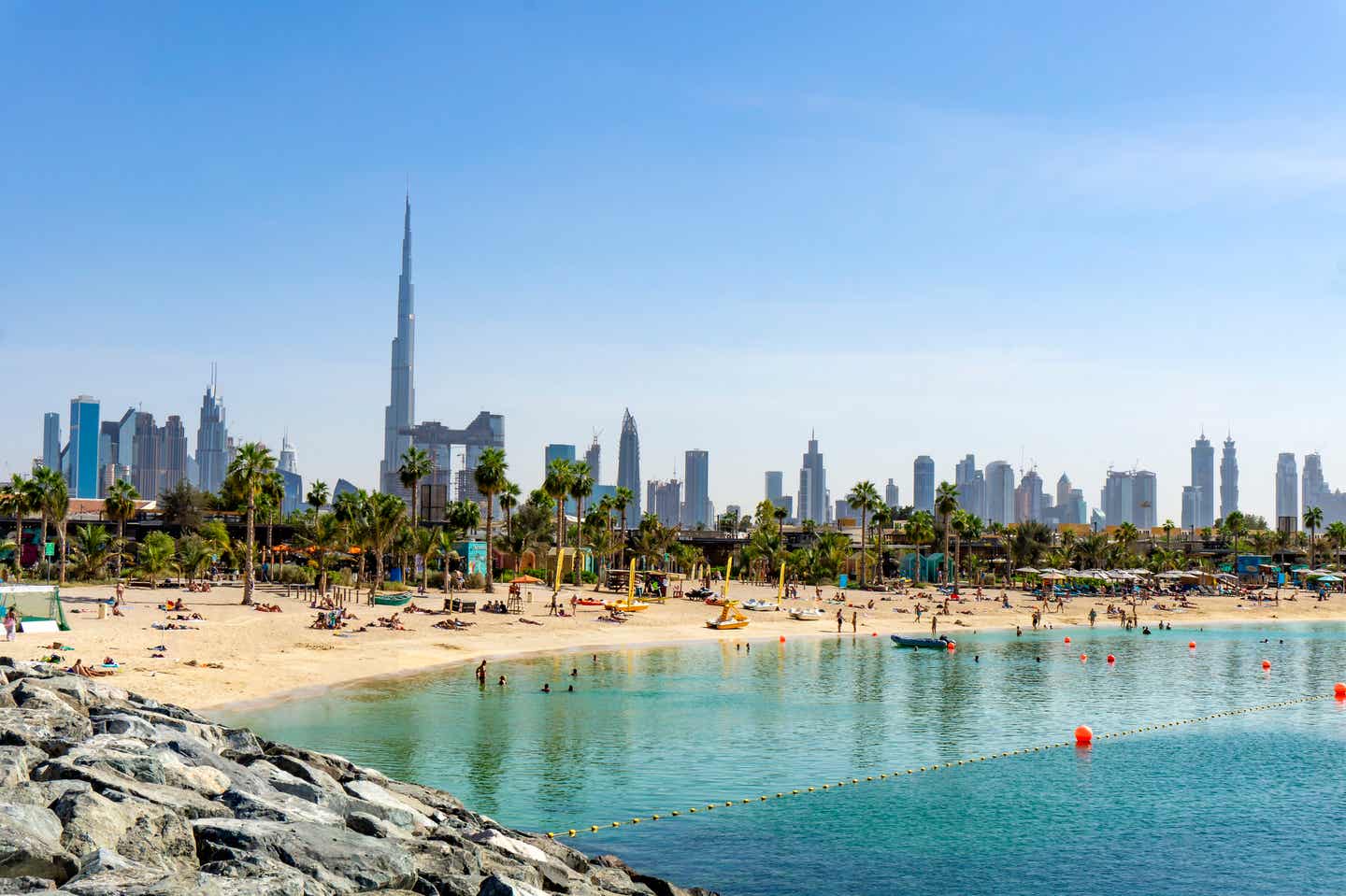 Strand und Skyline in Dubai