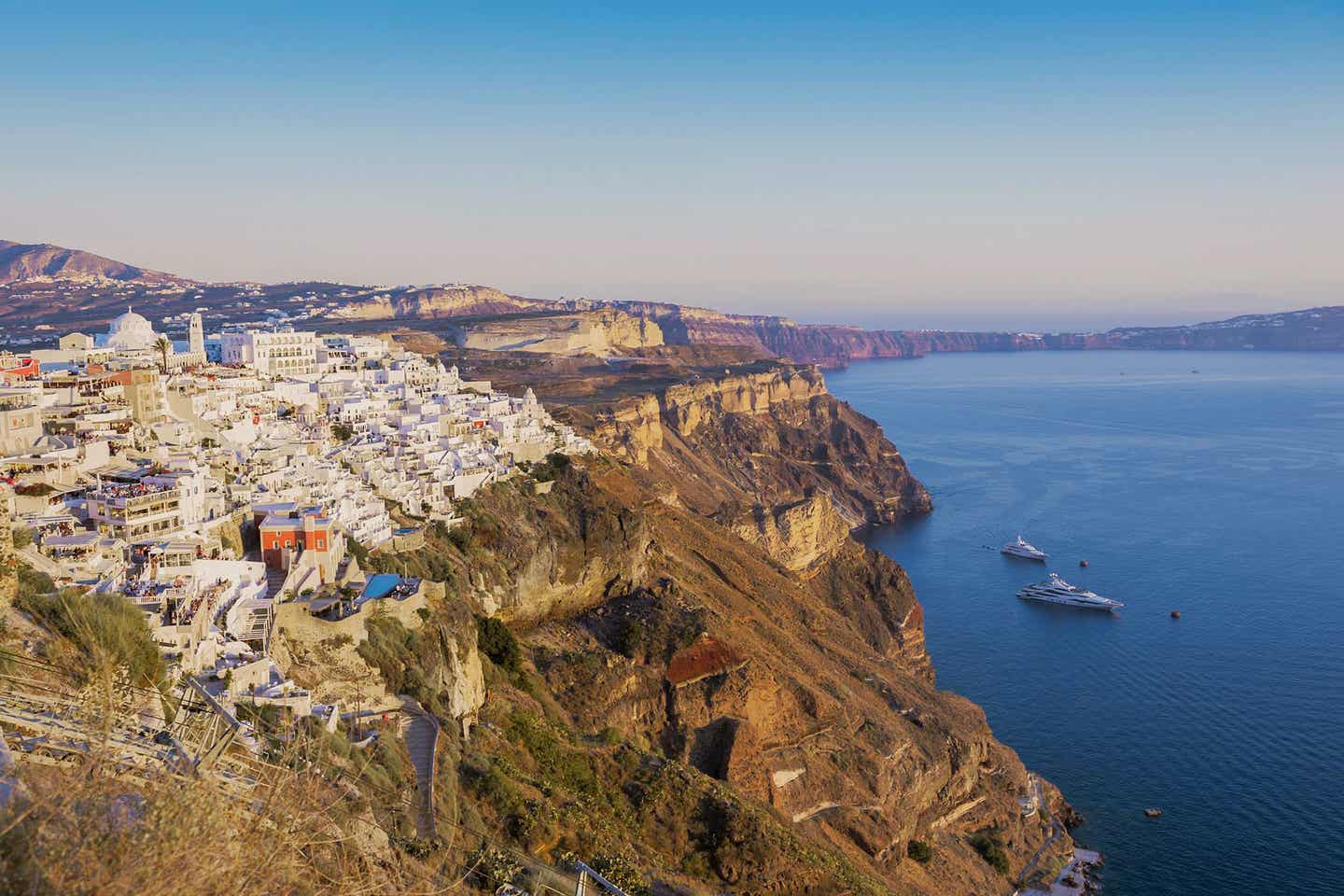 Schönste Wanderrouten auf den griechischen Inseln: Sonnenuntergang auf Santorini mit Meerblick