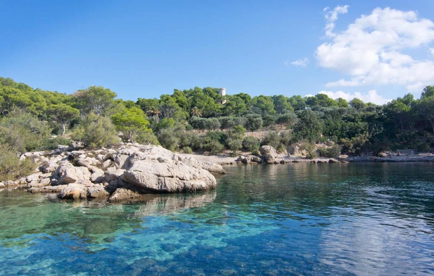 Die Cala Lladó verzaubert mit glasklarem, türkisblauem Wasser