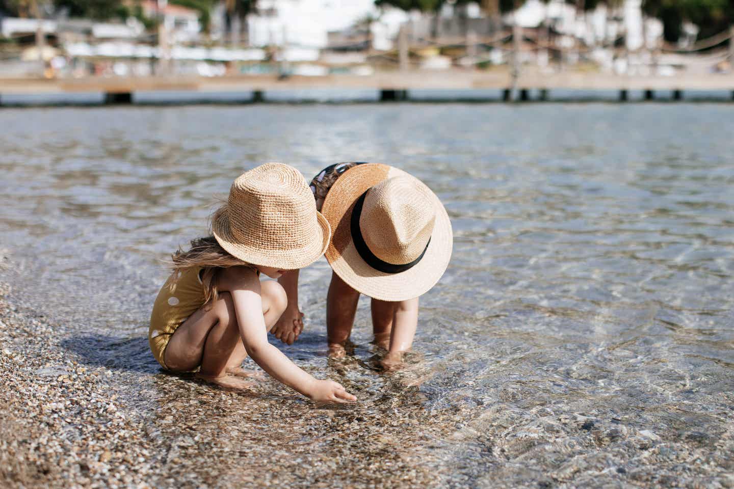 Kusadasi Urlaub mit DERTOUR. Mädchen spielen am Strand