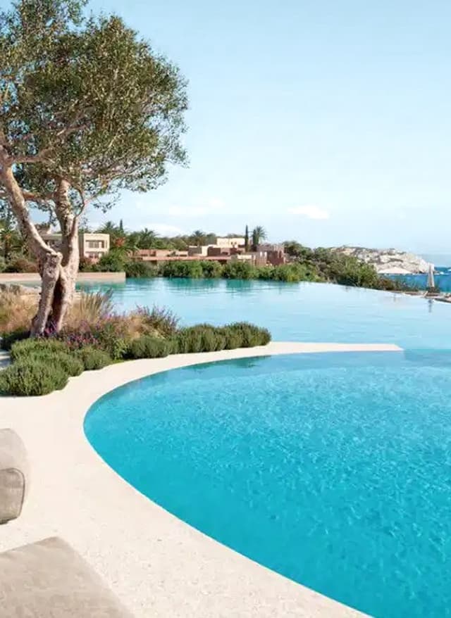 Jetzt entdecken ananea Hotels – Blick auf den Pool des ananea Rocrita Hotels auf Kreta