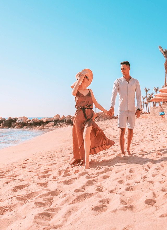 Jetzt entdecken Pickalbatros Paar spaziert am Strand