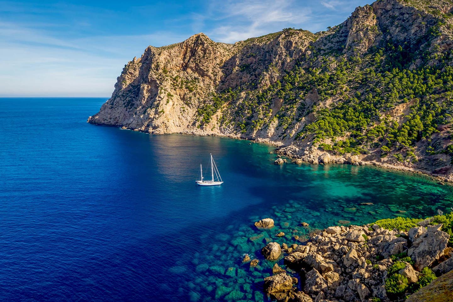 Bucht von Sant Elm lm mit Segelboot im Mittelmeer