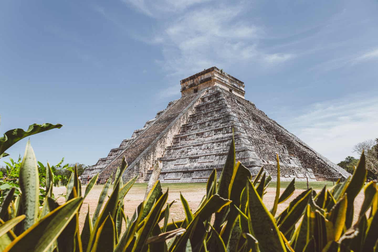 Playa del Carmen Urlaub mit DERTOUR. Maya-Ruinenstätte Chichen Itza mit der großen Stufenpyramide El Castillo im Hintergrund